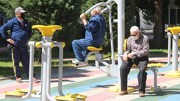 Konya'da 65 yaş üstü izinliler parklara akın etti