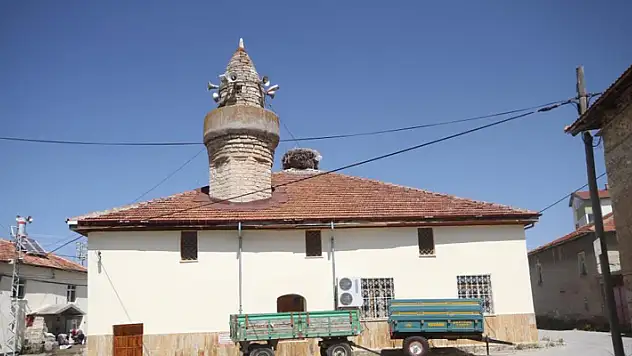 Konya'da 658 yıllık cami güdük minaresiyle dikkat çekiyor
