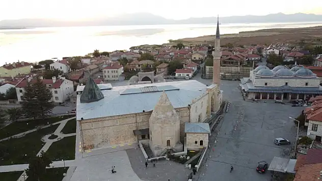 Konya'da 7 asırlık camideki ahşap direkleri koruduğuna inanılan 'karlık' ziyaretçilerin ilgisini çekiyor
