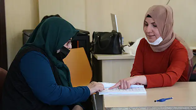 Konya'da  73 yaşındaki kadın belediyenin açtığı kursta okuma yazma öğrendi
