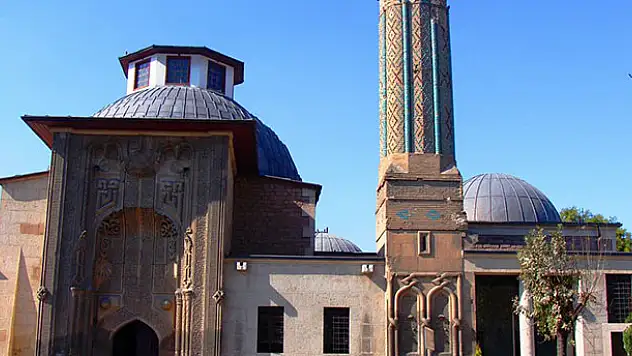 Konya'da 763 yıllık tarihi medrese 'kanser' oldu