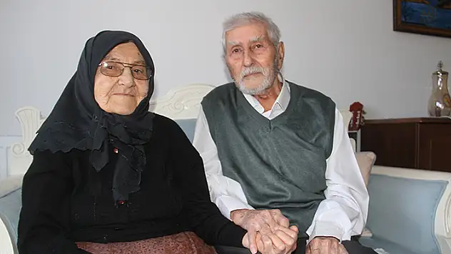 Konya'da 77 yıldır aynı yastığa baş koyan çift, birbirlerine ilk günkü gibi sevgiyle bağlı
