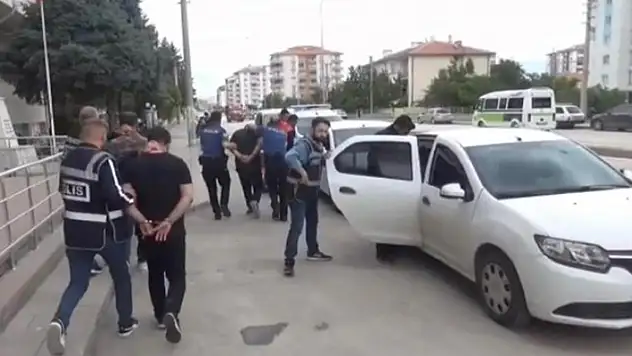 Konya'da 8'i polis 12 kişinin yaralandığı kavgayla ilgili 4 şüpheli tutuklandı
