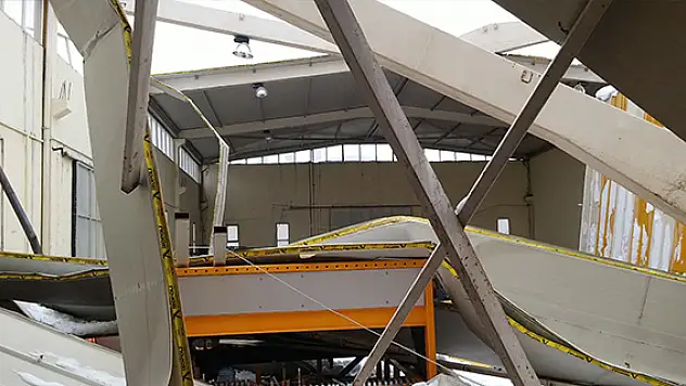 Konya'da 8 iş yerinin çatısı kar nedeniyle çöktü