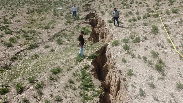 Konya'da 8 metre derinliğinde 2,5 kilometrelik 'yüzey yarığı' oluştu