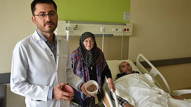 Konya'da 83 yaşındaki hastanın mesanesinden 250'den fazla taş çıkarıldı
