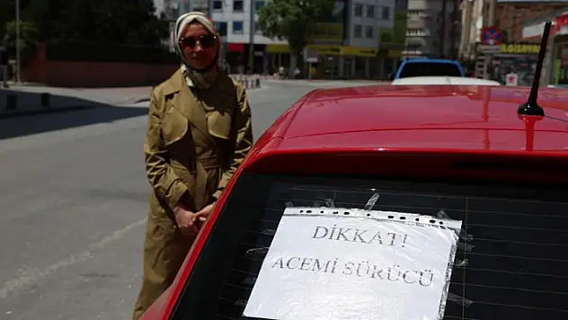 Konya'da acemi sürücü, aracına astığı yazı ile diğer sürücüleri uyardı 