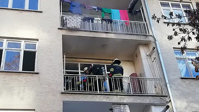Konya'da açık unutulan ütü öğrenci evini yaktı
