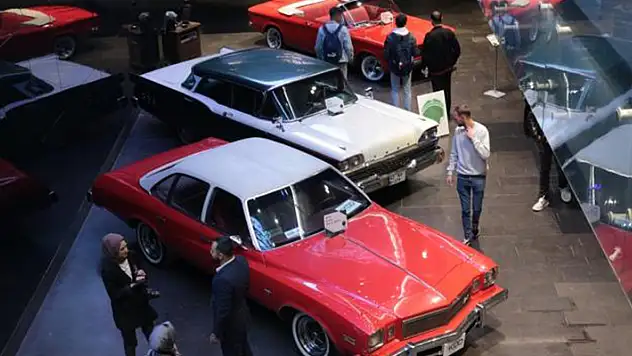 Konya'da açılan klasik otomobil sergisi ziyaretçilerini bekliyor
