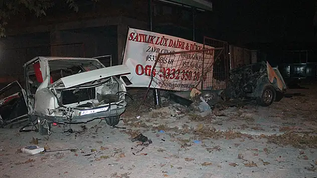 Konya'da ağaca çarpan otomobil ikiye ayrıldı