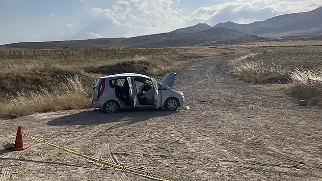 Konya'da ağaca çarpan otomobildeki 2 kişi öldü, bir kişi yaralandı
