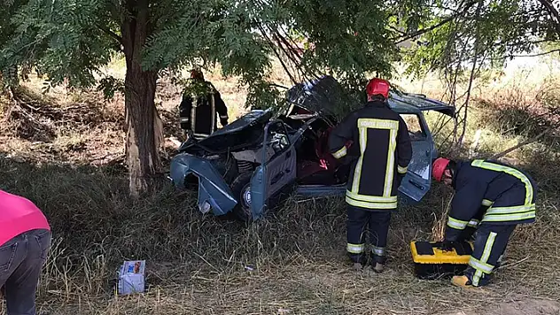 Konya'da ağaca çarpan otomobildeki 2 kişi öldü, 2 kişi yaralandı
