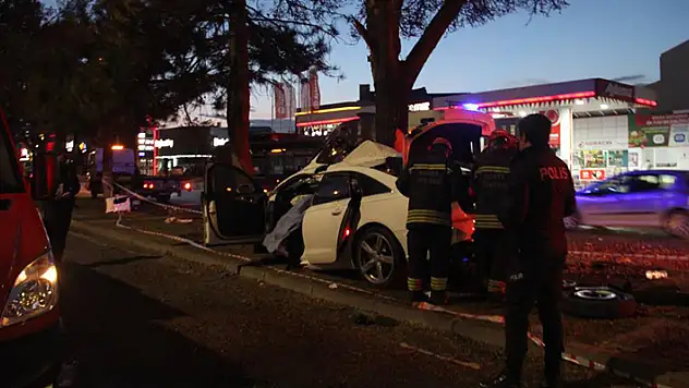 Konya'da ağaca çarpan otomobildeki anne öldü, baba ve 2 çocuk yaralandı
