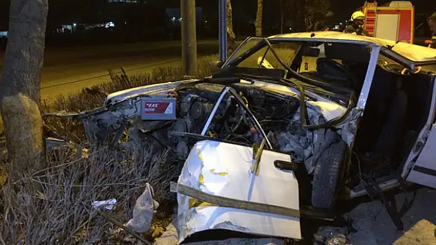 Konya'da ağaca çarpan otomobilin sürücüsünü sıkıştığı yerden itfaiye kurtardı