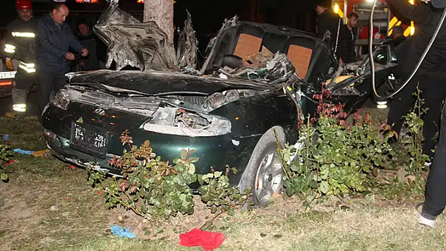 Konya'da ağaca çarpan otomobilin sürücüsü hayatını kaybetti
