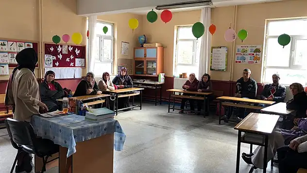 Konya'da aile okulunda ailelere eğitimler veriliyor
