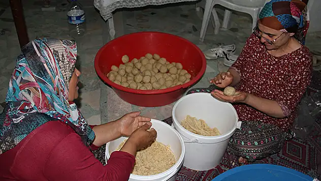 Konya'da ailelerin 'çıtır tarhana' yapma mesaisi sürüyor