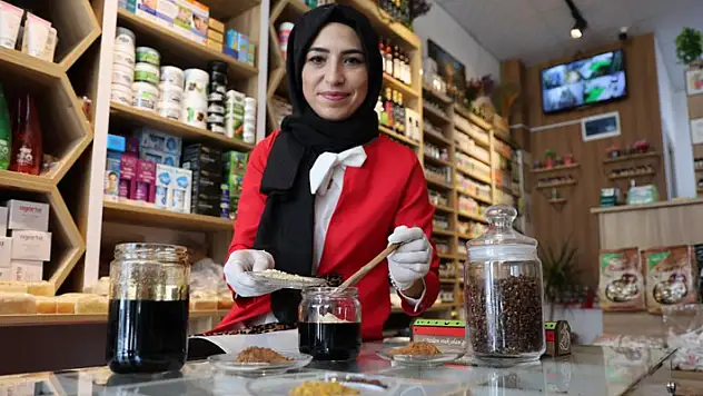 Konya'da ailesi okumasını istemediği için ortaokulu bitirdikten sonra çalışmaya başladığı iş yerinde 2 üniversite bitirip iş yeri açtı