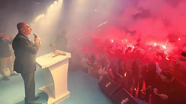 Konya'da AK Parti'liler sevinç gösterisinde bulunuyor
