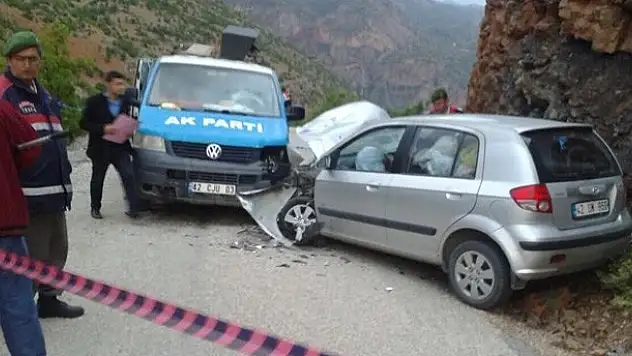 Konya'da Ak Parti seçim aracı kaza yaptı