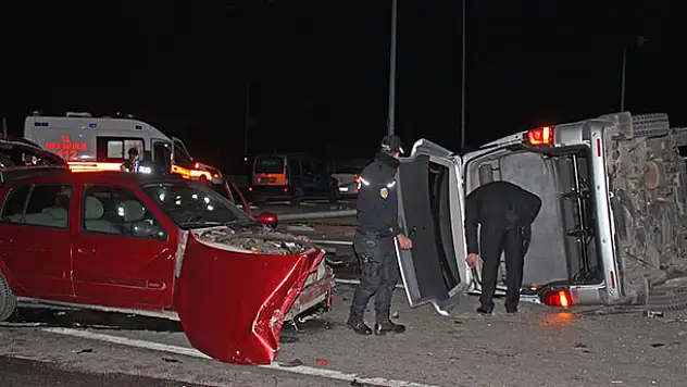 Konya'da Ak Partilileri taşıyan minibüs otomobille çarpıştı: 9 yaralı