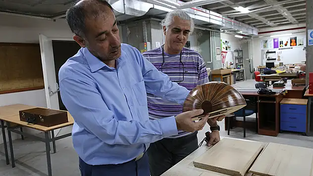 Konya'da akademisyenler konservatuvardaki atölyede hem sanat öğretiyor hem de çalgı üretiyor
