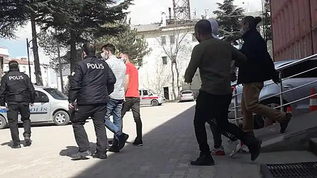 Konya'da akaryakıt istasyonundan gasp yaptıkları iddiasıyla 3 şüpheli tutuklandı