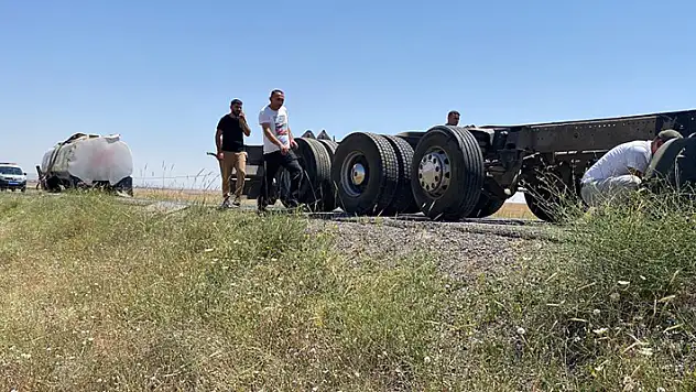 Konya'da akaryakıt taşıyan tankerin tankı koparak şarampole devrildi
