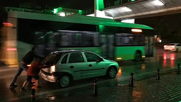 Konya'da akşam saatlerinde bastıran sağanak yaşamı olumsuz etkiledi
