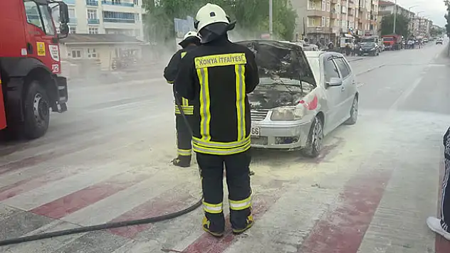 Konya'da alev alan otomobili itfaiye söndürdü