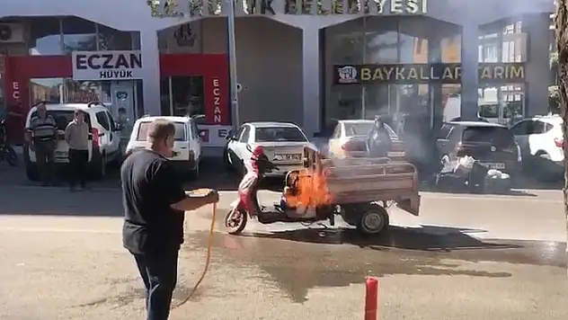 Konya'da alev alev yanan motosiklete hortumla müdahale ettiler
