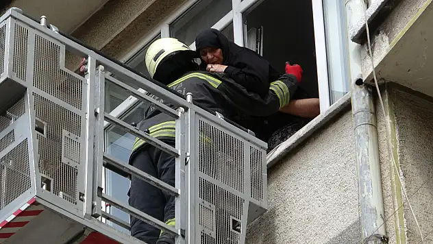 Konya'da alevler binayı sardı! 5'i çocuk 8 kişi mahsur kaldı