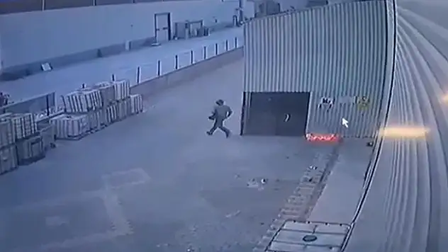 Konya'da alevlere teslim olan fabrikadaki kundaklama ve patlama anı kamerada