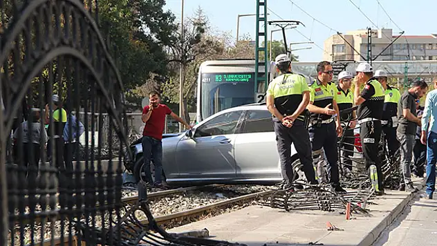 Konya'da alkollü araç kullanan kişi tramvay yoluna girdi