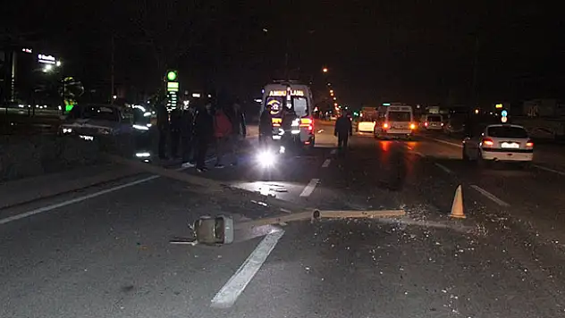 Konya'da alkollü sürücü aydınlatma direğine çarptı