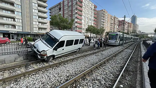 Konya'da alkollü sürücü minibüsle tramvay yoluna girdi

