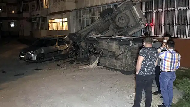 Konya'da alkollü sürücü önce 2 araca ardından apartmana çarptı, gülerek aracından eşyalarını istedi