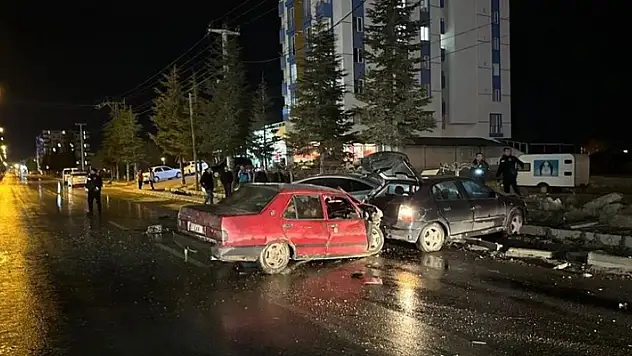 Konya'da alkollü sürücü, otomobiliyle park halindeki araçlara çarptı
