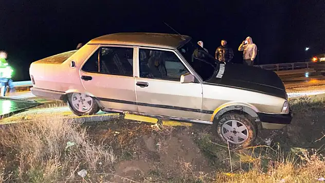 Konya'da alkollü sürücünün kullandığı otomobil kaldırımda asılı kaldı
