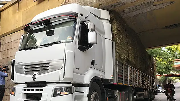 Konya'da alt geçide sıkışan tır çekici yardımıyla kurtarıldı