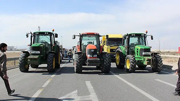 Konya'da alt geçit için traktörle yolu kapattılar