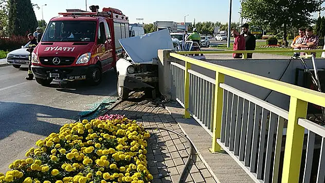 Konya'da alt geçit korkuluğuna çarpan araçta sıkışan sürücü yaralandı