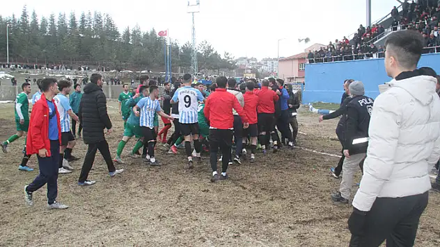 Konya'da amatör müsabakada maçının sonunda sahada gerginlik yaşandı
