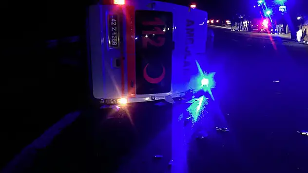 Konya'da ambulans devrildi: 2 yaralı