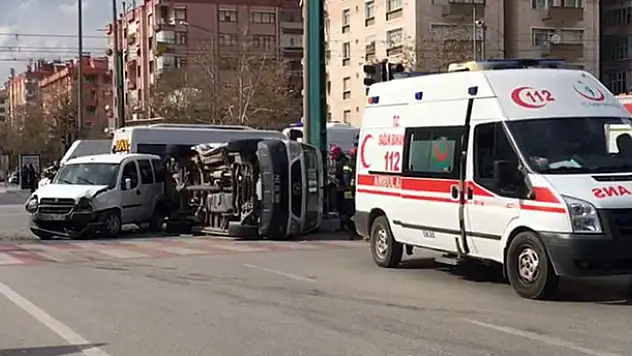 Konya'da ambulans ile hafif ticari araç çarpıştı: 5 yaralı