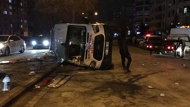 Konya'da ambulans ile otomobil çarpıştı: 3'ü sağlık görevlisi 4 yaralı
