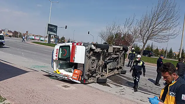 Konya'da ambulans ile otomobilin çarpışması sonucu bir kişi yaralandı