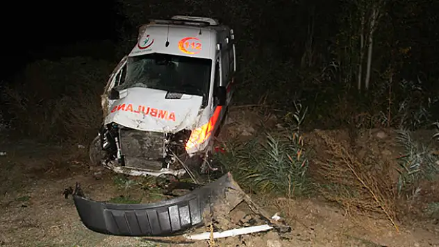 Konya'da ambulans şarampole devrildi: 4 yaralı