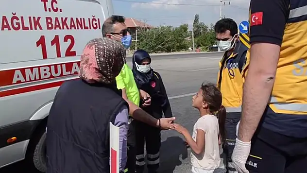 Konya'da ambulansı binmek istemeyen yaralı kız çocuğunu polis ikna etti

