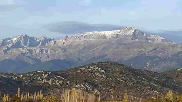 Konya'da Anamas Dağı'nın Dedegöl zirvesine mevsimin ilk karı yağdı
